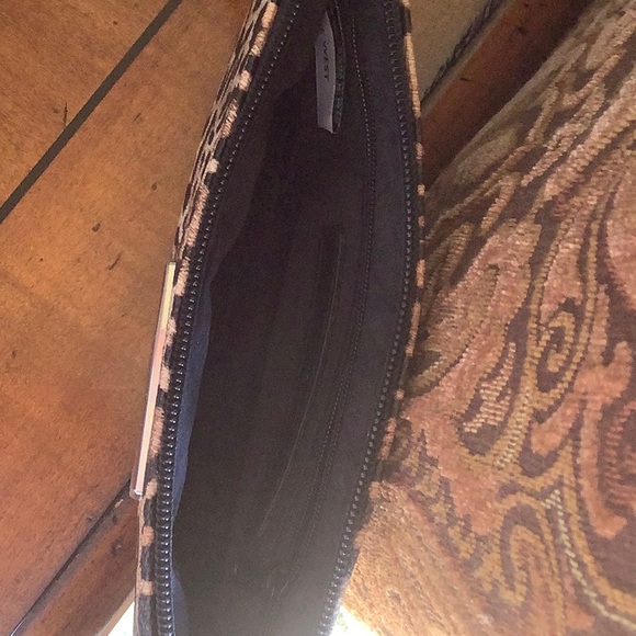 Nine West wristlet leopard print with zipper pocket inside and zipper closure - Picture 2 of 2